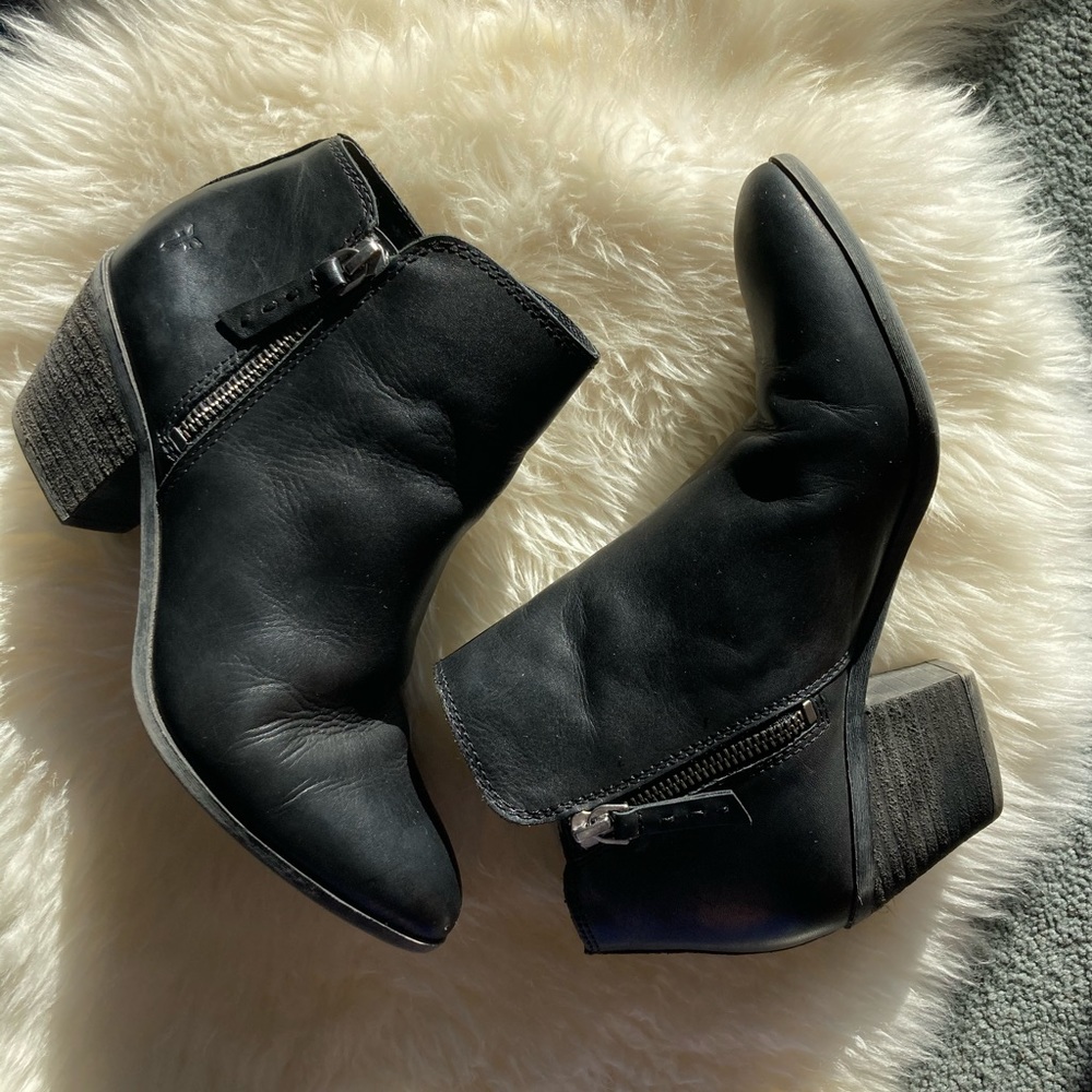 FRYE short leather zip up booties